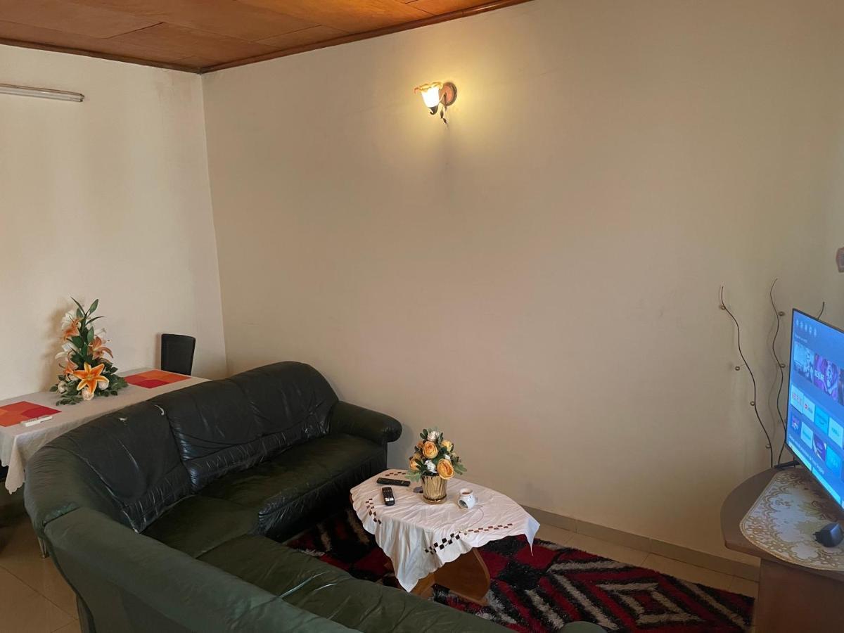 Km'S Cozy Spacious Calm Appart Meuble Yaounde Ngoại thất bức ảnh